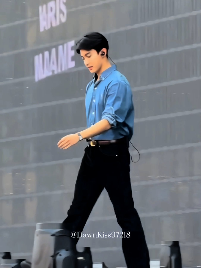 this Dokyeom sound check is impossible. He looks so attractive and elegant<3333, is DK your bias????✋️✋️✋️ #dk #dokyeom #seokmin #leeseokmin #seventeen #SVT_RIGHT_HERE_IN_BANGKOK 