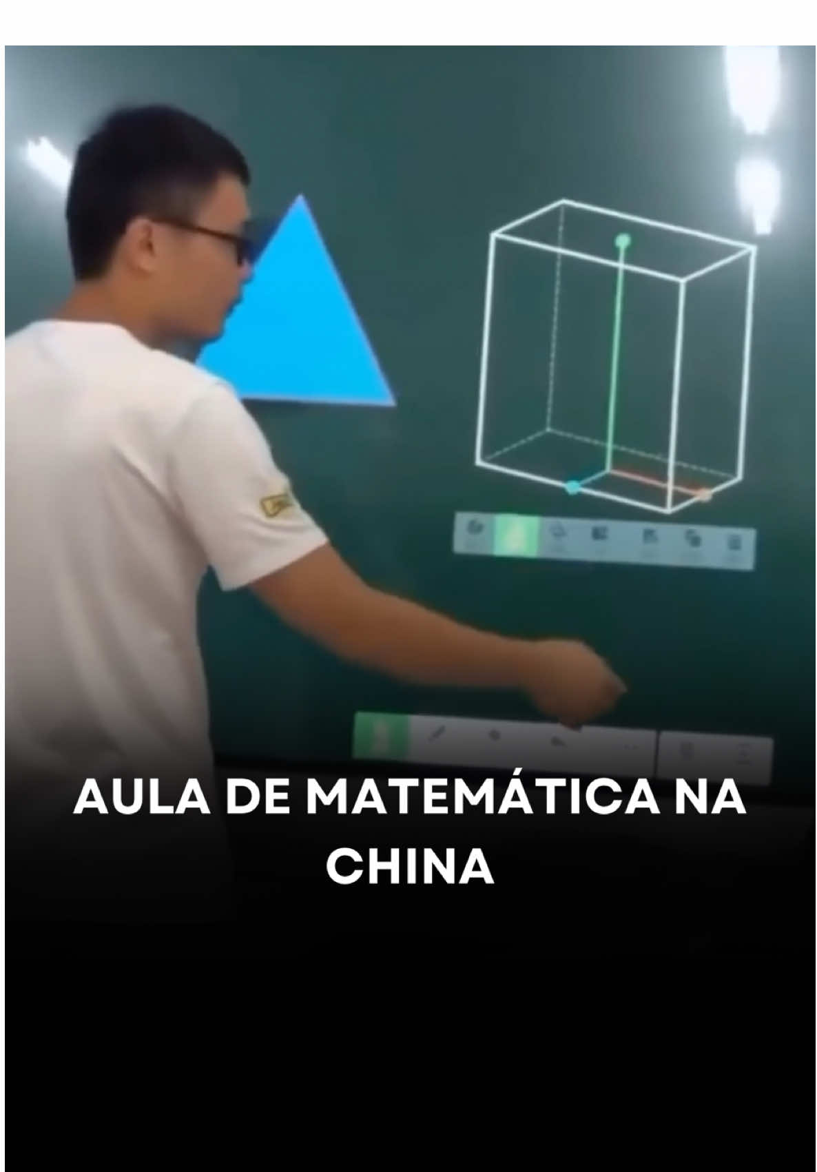 A China está 30 anos na nossa frente no ensino de matemática ou na forma de ensinar matemática? 🤔 Com uma lousa digital interativa, o professor transforma conceitos abstratos em visualizações dinâmicas, tornando o aprendizado muito mais claro e envolvente. Será que um dia chegamos nesse nível?  #EducaçãoDoFuturo #MatemáticaVisual #InovaçãoNaSalaDeAula 