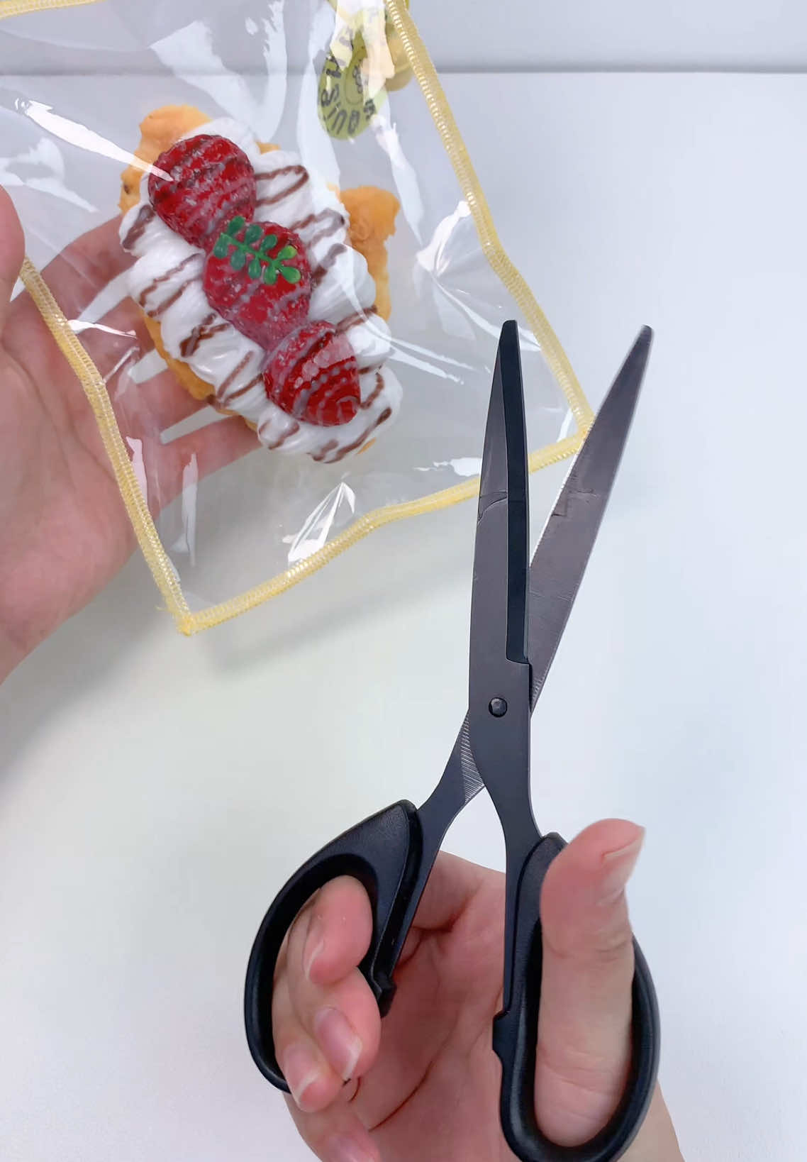 FUFUSQUISHY ASMR 🥐🥐Strawberry Croissant