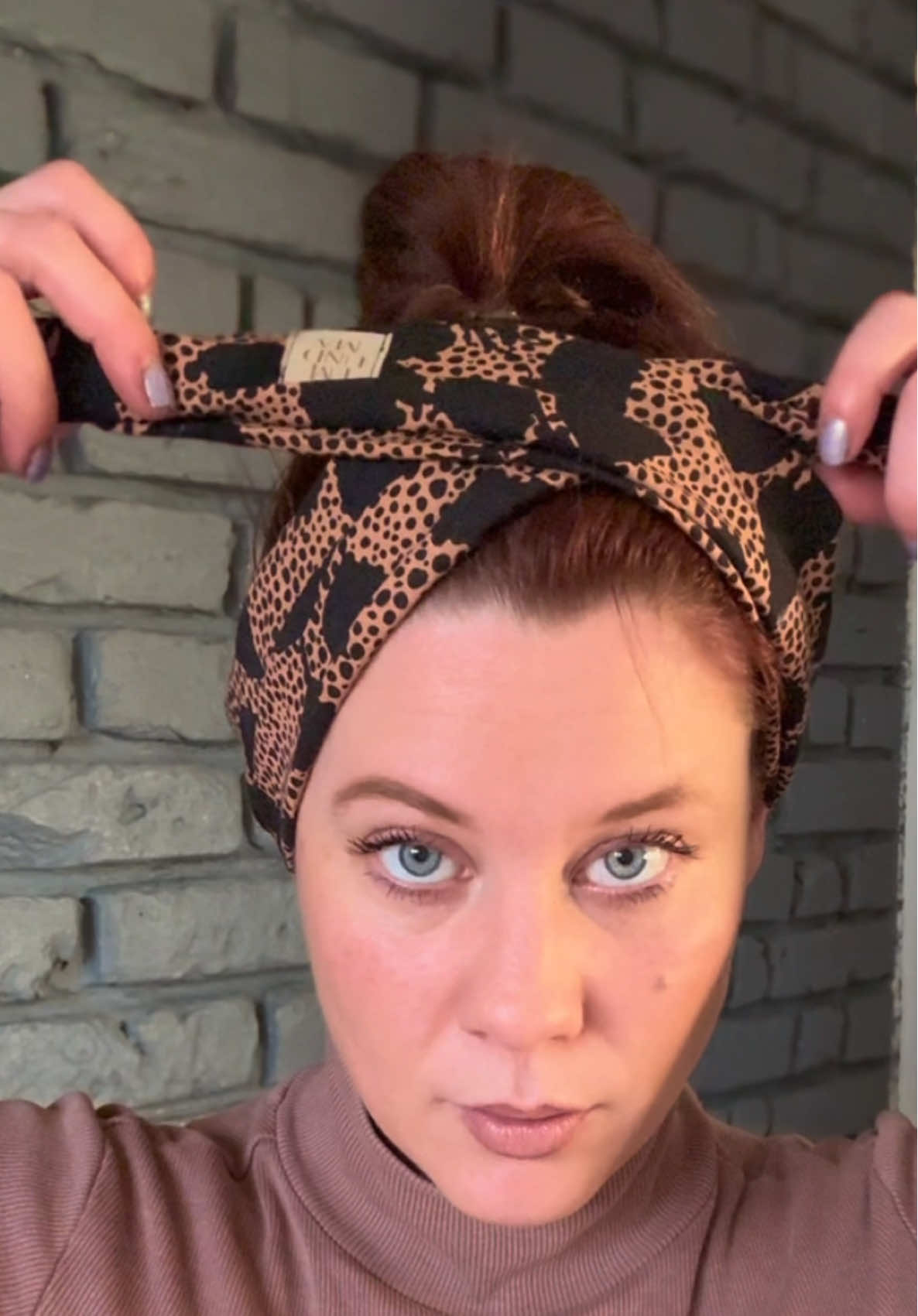 PERFEKTES WETTER FÜR HAARBAND FRISUREN 🐆💕 #messybun #messybuntutorial #headbandhairstyle #headband #hairdo #updohairstyle #hairstyleideas #hairtok #hairtutorial #easyhairstyles #gotohairstyle #winterhairstyle #hairdo #haarbandliebe #haarband