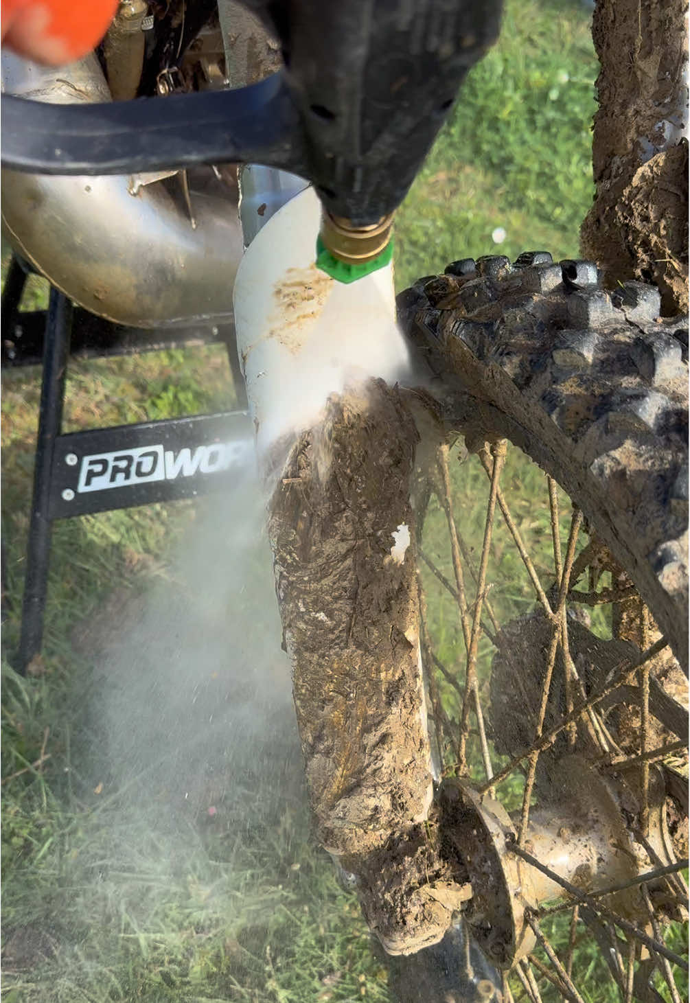 Nettoyage d’une motocross remplie de terre satisfaisant et relaxant  #CleanTok #clean #nettoyage #satisfying #asmr #bike 