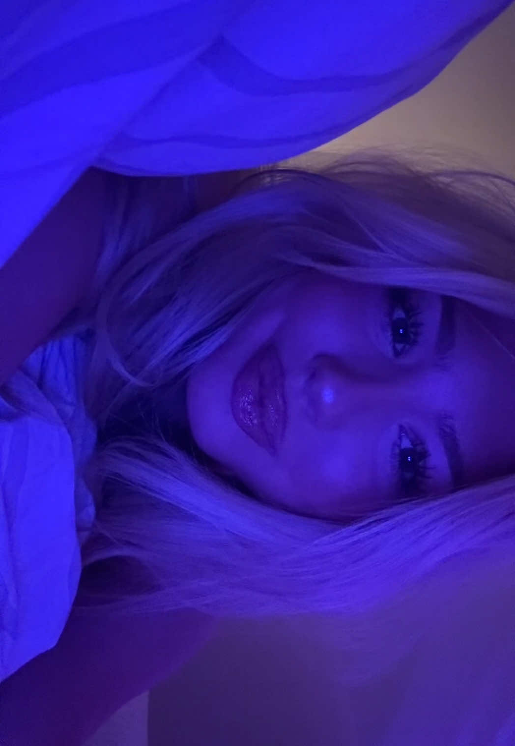 blue 🌌 #blonde #blondegirl #blondehair #blondes #blondesdoitbetter #girl #lipsync #taylorswift #taylor #relatable #xyzabc #fyp #foru #foryoupage❤️❤️ #forupage #ledlights #bluelights #night #bed #bedroom 