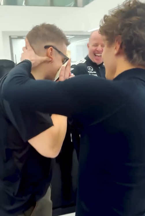 Kimi Antonelli celebrou o aniversário de Bono de um jeito inusitado e divertido: com uma torta na cara! 🥧😂 Uma brincadeira que lembra Ayrton Senna, que adorava surpreender amigos e membros da equipe assim. #KimiAntonelli #Mercedes #AyrtonSenna #McLaren #Formula1 #CapCut #FYP