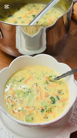 #CapCut 🥦🥕 Sopa Cremosa de Brócoli y Zanahoria: ¡Reconfortante y deliciosa! 🍲🧀 Ingredientes: ✅ 2 tazas de brócoli en trocitos ✅ 2 tazas de zanahoria rallada ✅ 1/4 de cebolla picada ✅ 2 cucharadas de harina o maicena ✅ 2 tazas de caldo de pollo ✅ 1 1/2 tazas de queso rallado para derretir ✅ 1 1/2 tazas de crema de leche espesa ✅ 1/2 cucharada de pimienta molida ✅ 1/4 cucharadita de sal ✅ 1 cucharada de mantequilla Preparación: 1️⃣ En una olla, derrite la mantequilla y sofríe la cebolla hasta que esté transparente. 2️⃣ Agrega la harina y mezcla bien, luego añade el caldo de pollo y la crema de leche, revolviendo constantemente. 3️⃣ Incorpora el brócoli en trocitos y la zanahoria rallada. Cocina a fuego medio-bajo. 4️⃣ Sazona con pimienta y sal al gusto y deja hervir por 5 minutos. 5️⃣ Agrega el queso rallado para darle un toque cremoso e irresistible. Cocina por 8 minutos más. 6️⃣ ¡Lista para servir! Perfecta para una comida reconfortante. 🤤 #SopaCremosa #RecetasFáciles #ElMenuDeLupita #ComidaCasera #SopaDeliciosa #Brócoli #Zanahoria #Queso #parati #paratiktok #homemadefood 