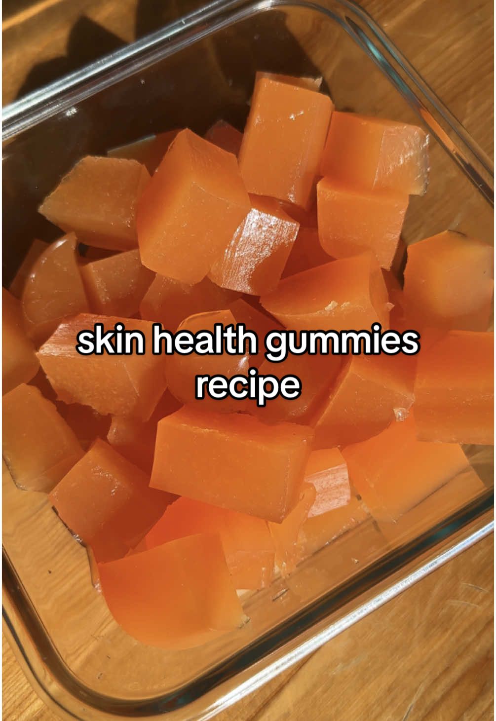 Had to post again because I love them :) Skin health gummies👇🏻 🍊amazing source of collagen 🍊 the vitamin C supports collagen production  🍊promotes glowy supple looking skin 🍊tastes delicious Recipe: 1. Squeeze as many juicy oranges & lemons in your pot as you want (or use orange juice) - I had ~ 2 cups 2. Option to add a dash of vanilla extract and maple svrup for more sweetness 3. Sprinkle 4 tbsp of grass fed beef gelatin in the pot 4. Gently heat up the mixture on low heat until everything is combined and the mixture is totally liquid (takes ~5min) 5. Strain and pour into your glass tray (or ice cube tray) 6. Let sit in your fridge for 3-4 hours 7. Cut up into squares and enjoy :) #naturesbotox #skinhealth #skinhealthtips 