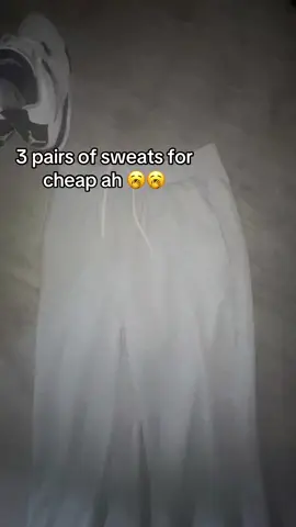 Free ah •#CapCut #sweatpants #greysweatspants #comfortable #spookyseason #coldweather #sweats #TikTokShop #tiktokshopfinds #tiktokmademebuylt #fashiontiktok #fashion #y2k #baggypants #baggyjeans #viralvideo #buynow #flashsale