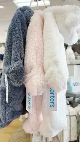 Llegaron los enterizos en sherpa y acolchados. Perfectos para estos días de frío! 🤍💫 En nuestra página web encuentras mas diseños👇🏼 https://elroperitonline.com.co (Link en la Bio) #ropadebebe #carterscolombia #ropaparabebe #tiendainfantil #ropaparaniños #conjuntosdeniño #conjuntosdeniña #ropacarters #tiendaonline #ropaonline #ropainfantil #ropainfantilcolombia