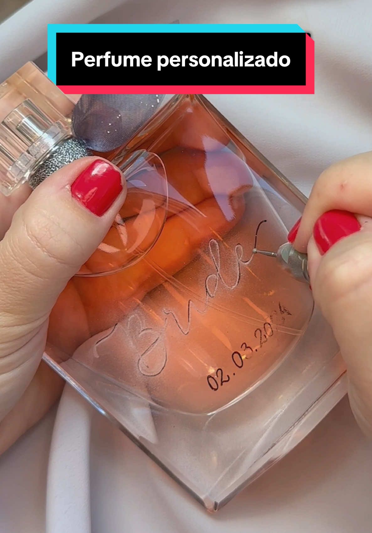 Perfume personalizado para o grande dia da noiva 👰🏼‍♀️🤍 Gravação com caligrafia artística ✨ #perfume #perfumetiktok #personalizado #caligrafia #calligraphy #engraving #fyp 