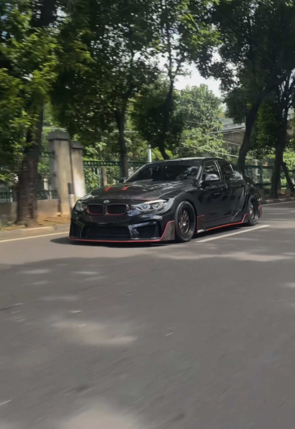 ketemu orang gadikenal dijalan, malah dapet roling🎥😅 #fypシ゚ #carsoftiktok #fyp #bmw #f30 #carspotter 