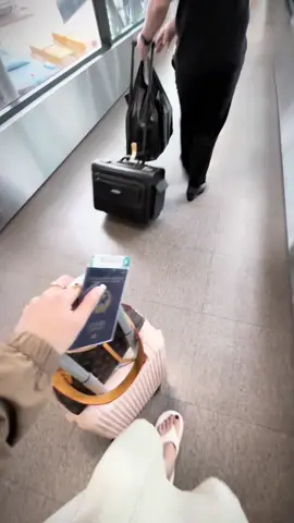 Đang ở độ tuổi checkin-out qua cửa hải quan chứ không phải đi vào lễ đường 😂 #yêuthương #yêubanthan #năm2025 #xh #viral #vypシ #tiktok #sânbay #nộibài #lyrics #edit #trending 