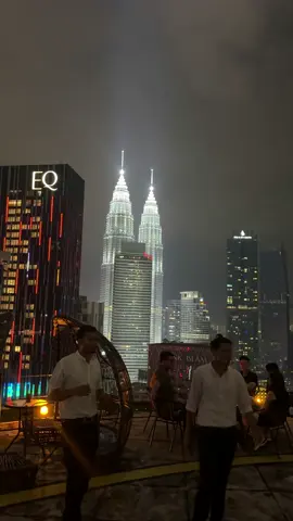 Above the rooftops of Kuala Lumpur. A mobile bar on a helipad on the 35th floor. With a fantastic 360 degree panoramic view.                                    #malaysia #kualalumpur #rooftop #rooftopbar #bar #helipad #stunningview #panoramic #travel #explore #happyguide #pinkladyofhollywood 