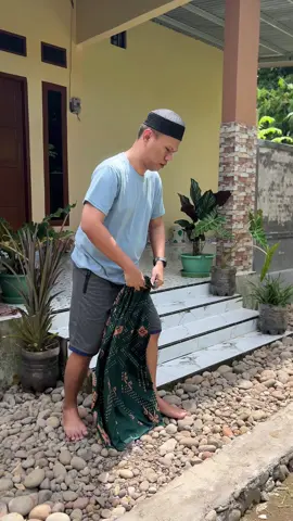 09) Ngapain harus ribet, Lebih efisien waktu kalo pake sarung instan ini, sambut Ramadhan otw teraweh.  Disclaimer: price may vary after the promotion ends #sarung #sarunginstan #sarungpria #sarungpriadewasa 