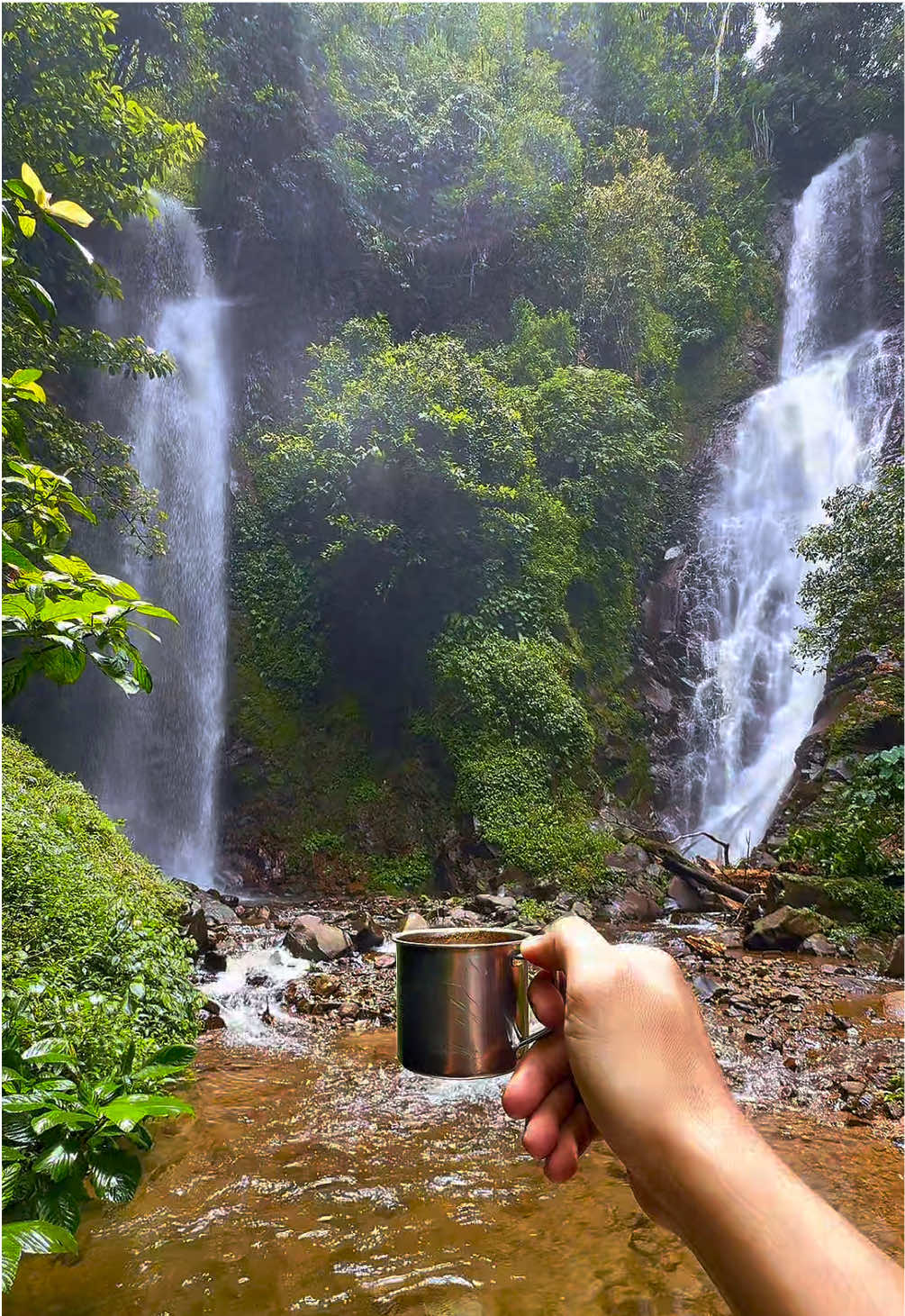 Ngopi yang di maksud tuh gini.. 📍hidden gems Curug Kembar, puncak dua Bogor #holiday #healing #jalanjalan #liburan #traveling #fyp #bogor #wisatabogor #curug #jawabaratbeautiful #sentulbogor #sukamakmur #explorebogor #puncakduabogor 