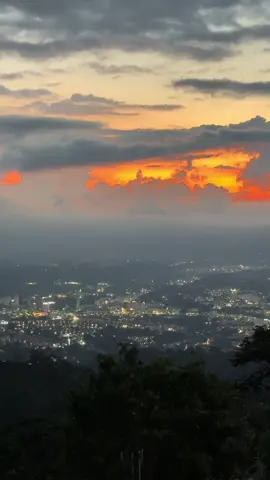 #paratiiiiiiiiiiiiiiiiiiiiiiiiiiiiiii #miradorlasuiza #floridablanca #santander #kilometro14 #tona #Cafe #coffee #restaurante #mirador #miradores #panoramica #noche #bucaramanga  #atardecer #sunset #sunsets 