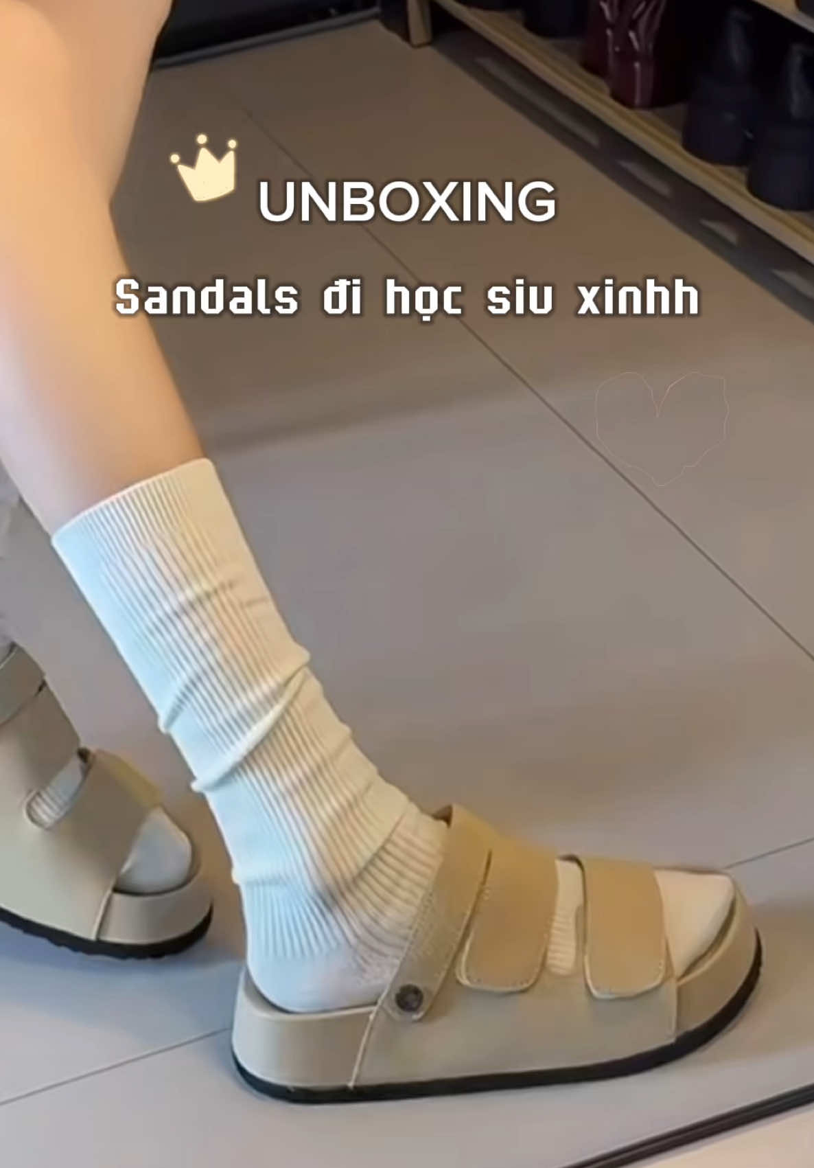 Nghe nói các bà đang tìm đôi sandals đi học chất da lộn sang xịn mịn đây ạ #depnu #depsandals #deple #depxinh #dinhthuy 