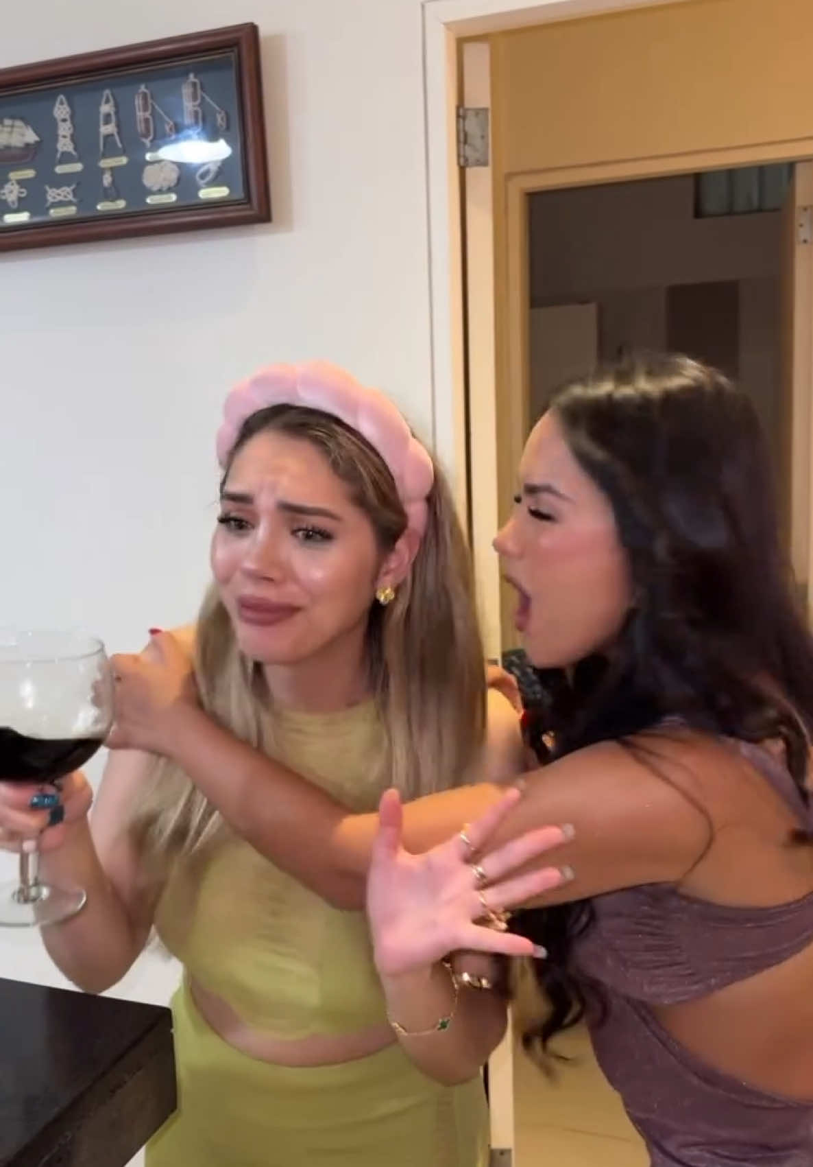 Cuando tu amiga es 100 % batería 🔋 @gabrielleclub etiqueta a esa amiga 🤪🫶🏻 #salida #chicas #fyp 