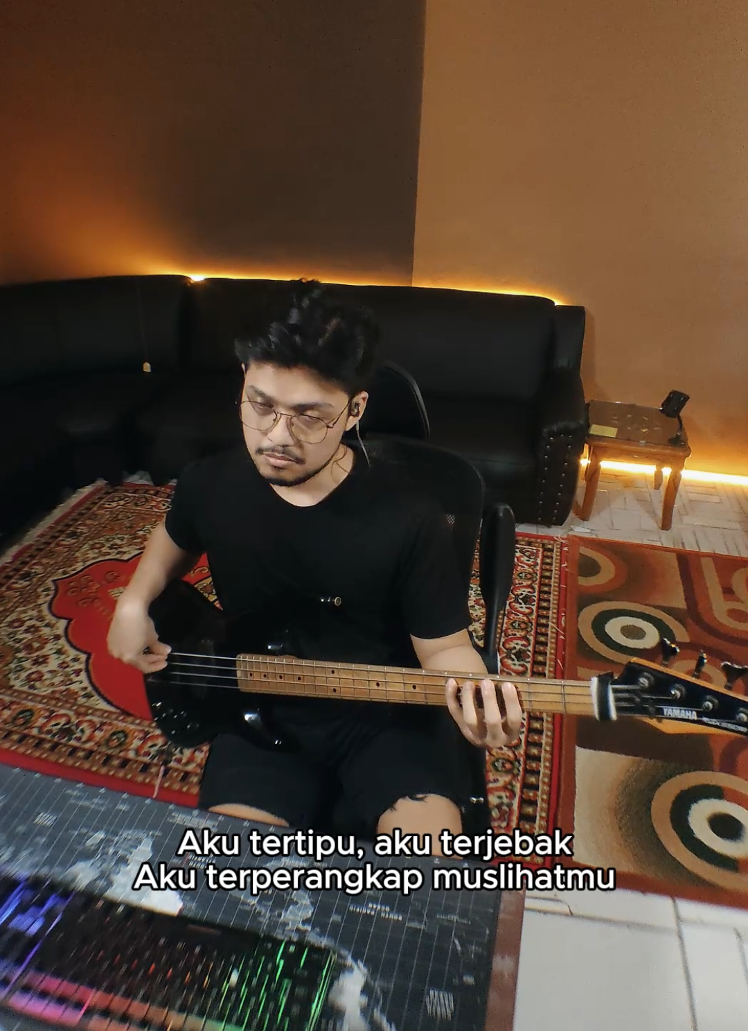 aku terperangkap muslihatmu  #hello #ularberbisa #bassistbohongan 
