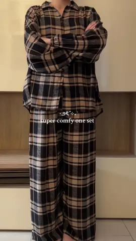 bahan super adem n flowy, nyaman bgt buat dipake sehari2🥹🤎🤎 #outfit #rekomendasioutfit #outfitinspo #outfitideas #oneset #piyama 