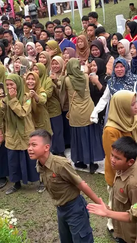 Menghayati sekali Siapa yang menyakitimu dek❓ @ade_govinda Cek selengkapnya di  Ripost : @pengamen_binjai sekalian izin🙏   Bantu folow 250k teman-teman @kesenian_nusantara *menjadi wadah kesenian dan budaya indonesia untuk mempromosikan kesenian dan budaya indonesia🙏 Segala kesenian yang ada di indonesia dll akan kita upload di sini. Mari kita semua bergerak melalui media sosial untuk mempromosikan kesenian dan budaya indonesia tercinta kita🙏 . . . #budayaindonesia #keseniannusantara #pentasseni #music #sekolah #murid #guru #sad #bocahsad 