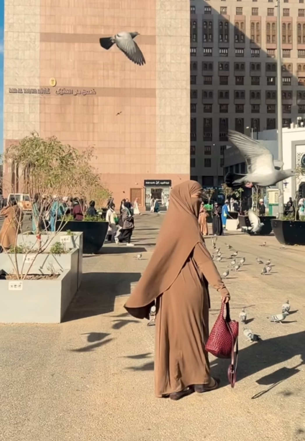 Abaya paling nyaman yang bisa di pakai cadar ataupun tidak🫶🏻 Dapet abaya dan khimar cuma 200rb 🥳