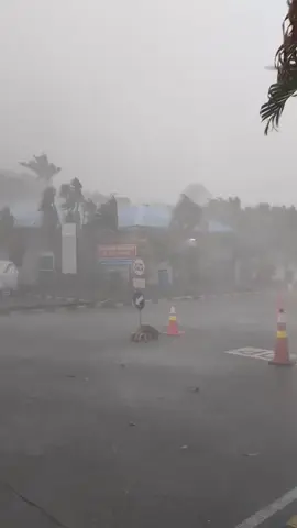 hujan deras disertai angin di lingkar timur Sidoarjo Jawa timur hari ini.. #sidoarjo #sidoarjo24jam #lingkartimursidoarjo #hujan🌧️ #hati2dijalanraya #jawatimur 