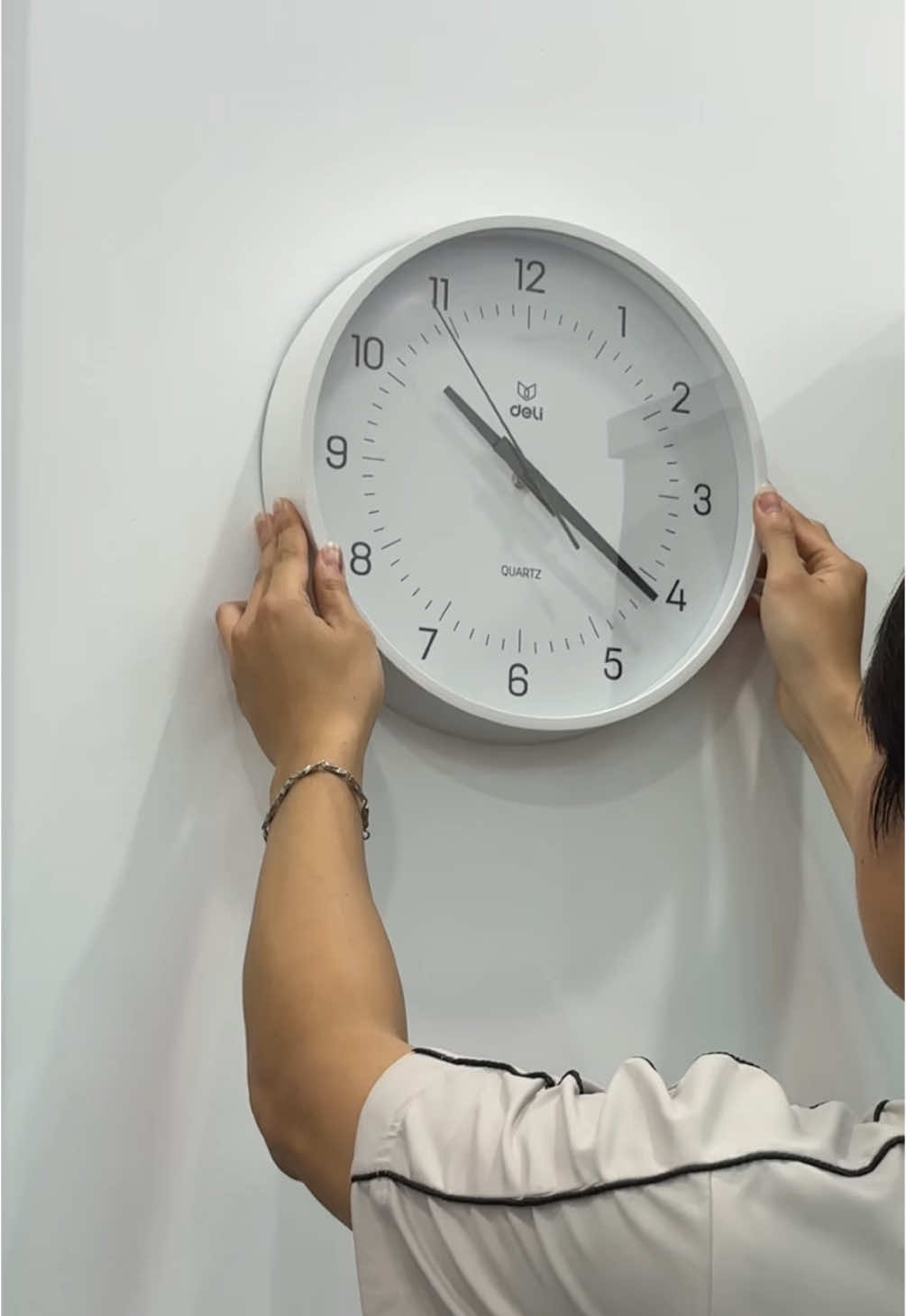 Đồng Hồ Kim Trôi không gây tiếng ồn, thiết kế đơn giản , sang trọng , treo bất kì chỗ nào cũng đều đẹp #donghotreotuong #donghokimtroi #deli 