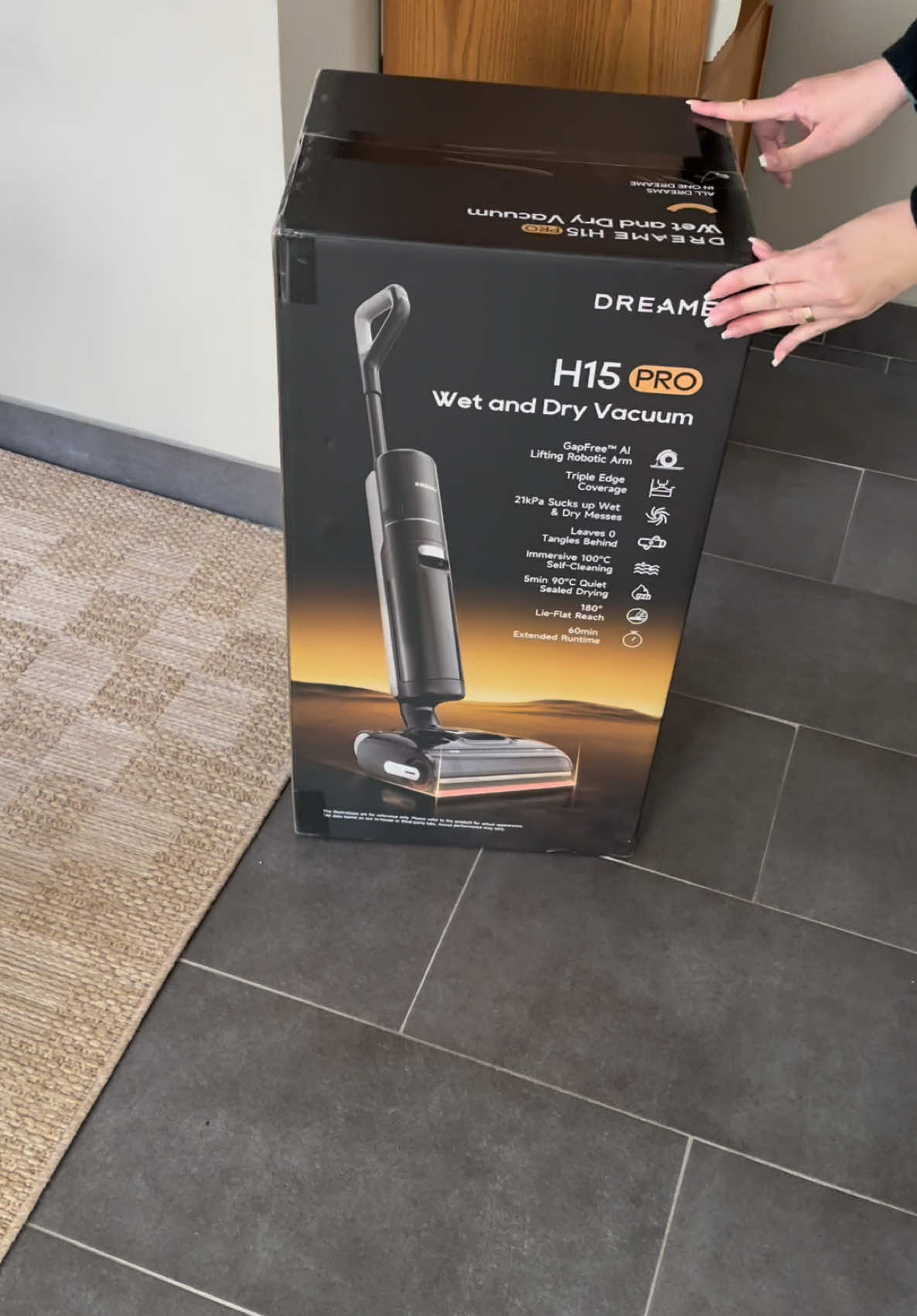 Découvrez Dreame H15 Pro, un nettoyage complet, impeccable et sans accroc  ✅Couverture complète des trois bords GapFree™️ DescendReach Bras robotisé  ✅TangleCut™️ ne laisse aucun nœud derrière lui  ✅Haute température de 100℃ et auto-nettoyage rapide Thermo Tub™️  ✅Puissance d'aspiration de 21 000 Pa, la meilleure de l'industrie  ✅Jusqu'à 60 minutes d'autonomie / 400m² sans recharge  🛒 Disponible le 17 février avec 100€ de réduction pendant 1 semaine, consultez le lien dans notre bio ! #Dreame #H15Pro #AspirateurWetandDry #Nettoyage #RévolutionDuNettoyage #NettoyageIntelligent #NouveauProduit #LancementDeProduit