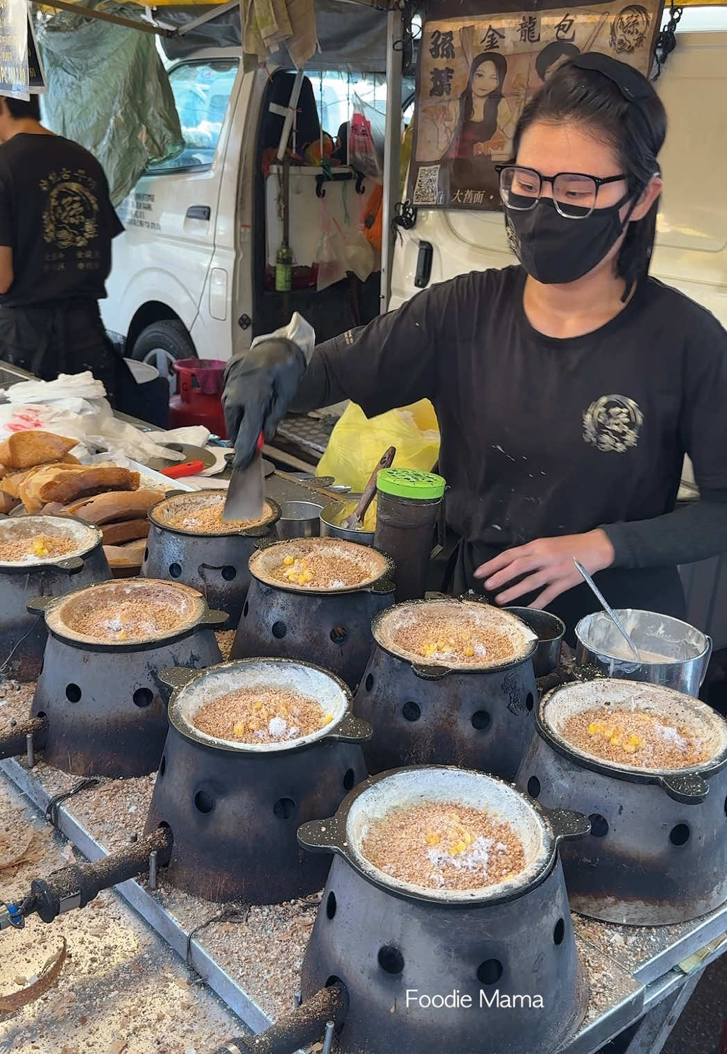 Malaysian Style Crispy Pancake - Apam Balik - Malaysian Street Food Price : MYR 2.5 / USD 0.5 Location : Setia Alam Pasar Malam Google map : https://goo.gl/maps/4ar75t7XBhU5Vo3RA #streetfood #malaysia #KualaLumpur