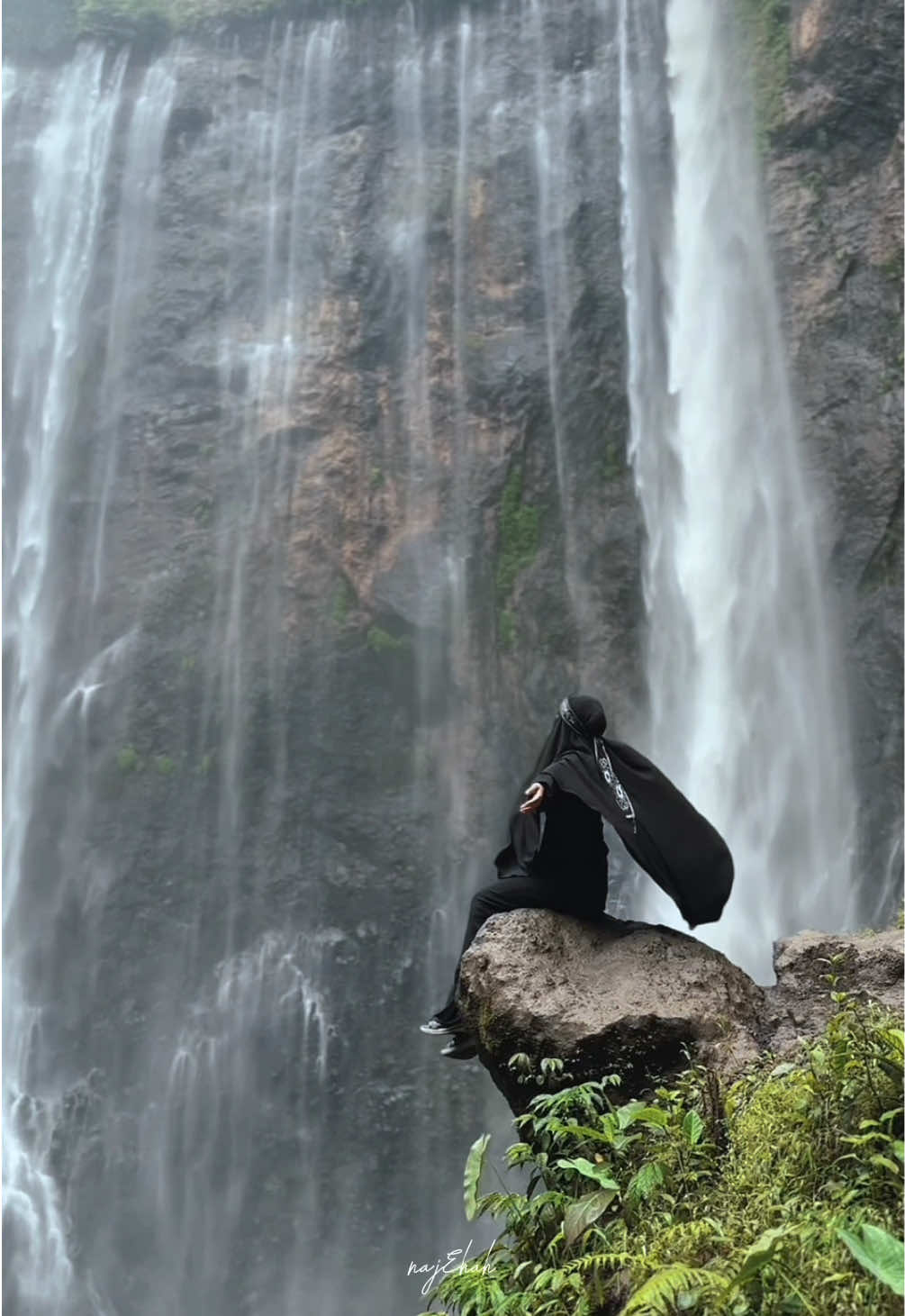 Kalini kita cerita tentang Tumpak Sewu pula. Tumpak Sewu adalah air terjun bertingkat yang berada di Jawa Timur, Indonesia. Fakta menarik tentangnya : 1.	Maksud Nama – “Tumpak Sewu” bermaksud “Seribu Air Terjun” dalam bahasa Jawa, merujuk kepada aliran air yang banyak dan bertingkat. 2.	Ketinggian – Air terjun ini mempunyai ketinggian kira-kira 120 meter (394 kaki), menjadikannya antara yang tertinggi di Indonesia. 3.	Lokasi – Terletak di sempadan Kabupaten Lumajang dan Malang, berhampiran Gunung Semeru, gunung berapi tertinggi di Pulau Jawa. 4.	Pemandangan Panorama – Tidak seperti kebanyakan air terjun yang mempunyai satu aliran, Tumpak Sewu berbentuk tapal kuda dengan banyak aliran air, menghasilkan pemandangan yang menakjubkan. 5.	Permata Tersembunyi – Walaupun sangat indah, Tumpak Sewu tidak begitu dikenali pelancong sehingga beberapa tahun kebelakangan ini, menjadikannya destinasi wajib bagi pencinta alam dan pengembaraan. 6.	Pendakian Mencabar – Untuk sampai ke dasar air terjun, pengunjung perlu menuruni laluan yang curam dan licin, menyeberangi sungai serta menggunakan tangga batu dan besi. 7.	Sumber Unik – Air terjun ini mendapat bekalan air dari Sungai Glidik, yang berasal dari Gunung Semeru, menyebabkan warna airnya sedikit kecoklatan. #tumpaksewuwaterfall #eastjavatrip #indonesia🇮🇩 #waterfall @Ohana Adventure Sport 