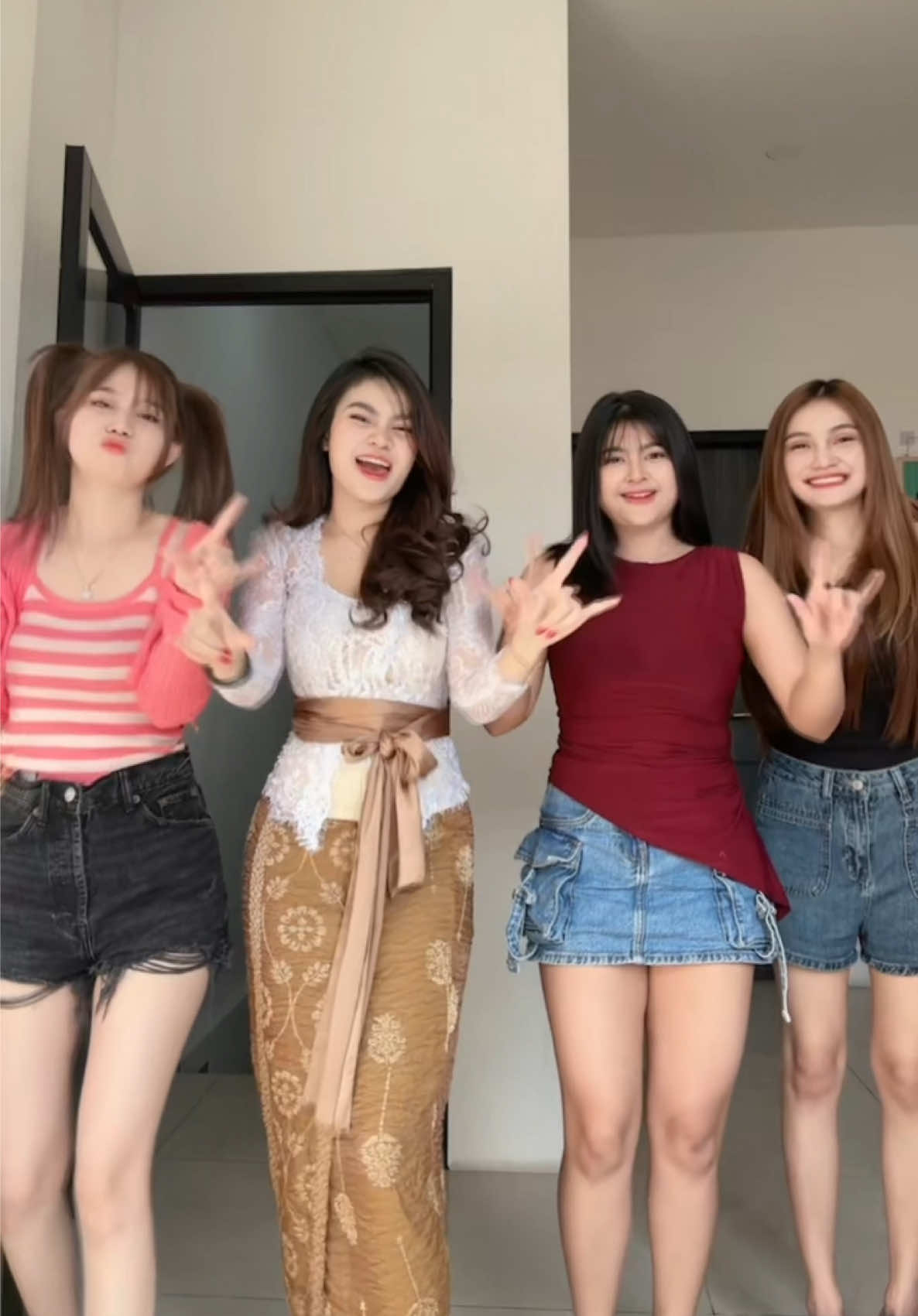 Kalo lagi pada begini jadi kayak ga asing yak. Mirip siapa ya ges? #nusantarahouse 