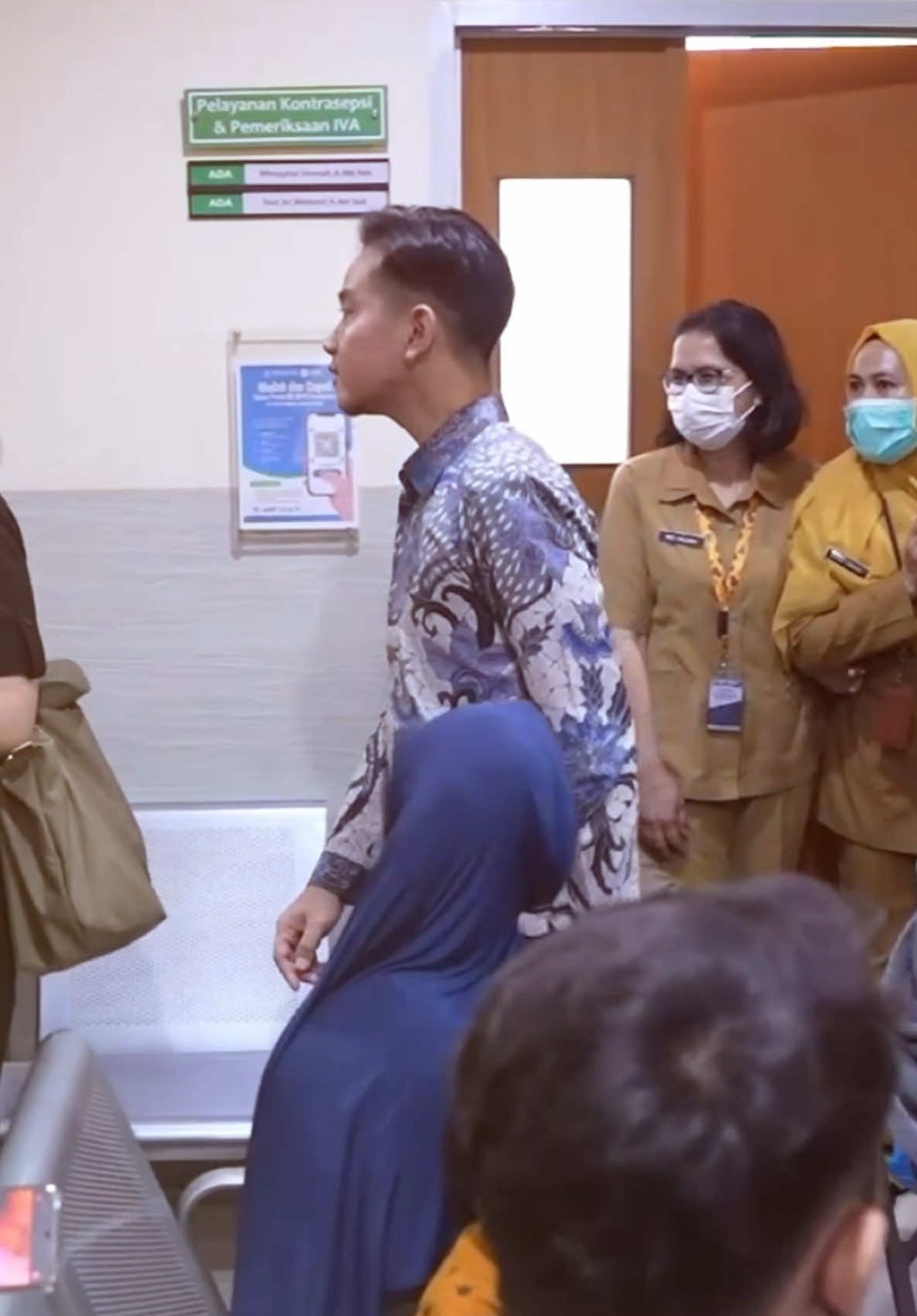 Mengawal arahan Presiden @prabowo dalam memantau pelaksanaan program Cek Kesehatan Gratis (CKG) yang diperuntukkan bagi warga yang berulang tahun. Hari ini meninjau langsung pelaksanaan program CKG di Puskesmas Kecamatan Kemayoran, Puskesmas Johar Baru, dan Puskesmas Kecamatan Cempaka Putih, Jakarta Pusat.  Melalui deteksi dini penyakit, kita harapakan kehidupan masyarakat akan lebih baik. Dengan tubuh yang sehat pula, Indonesia akan memiliki sumber daya manusia yang lebih sehat, produktif, dan berkualitas. Oleh karena itu, saya mengimbau agar masyarakat jangan ragu datang ke puskesmas dan melakukan pemeriksaan kesehatan secara berkala. Pemerintah akan terus memastikan bahwa program ini berjalan secara optimal dan merata di berbagai daerah.