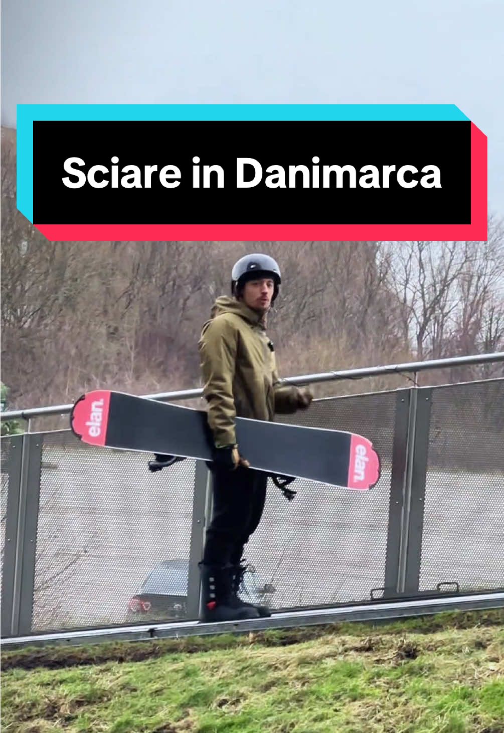 Proviamo lo snowboard sull’erba a #copenaghen #sciare #snowboard #danimarca #amagerbakke 