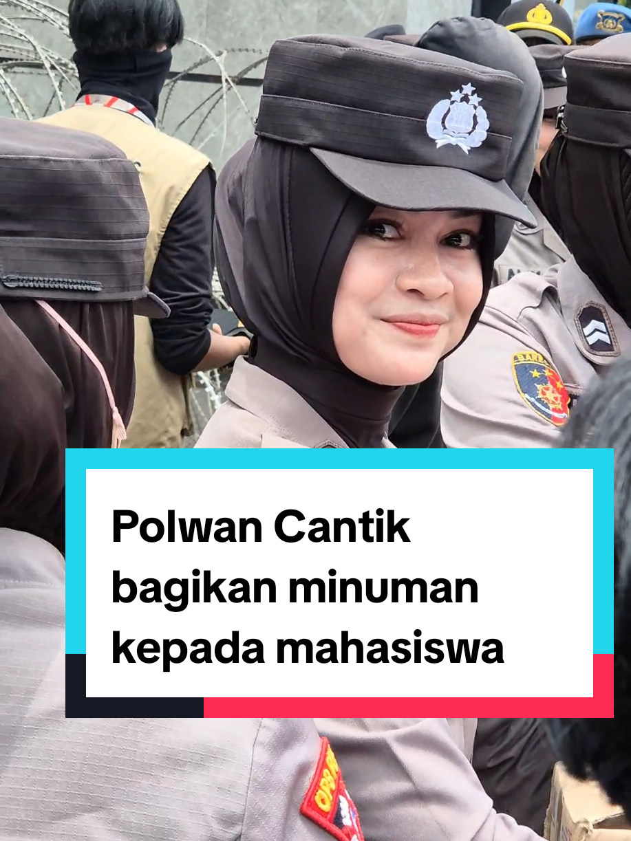 Polwan Cantik Polresta Bandar Lampung Briptu Ardila Mahardika saat sedang membagikan minuman kepada mahasiswa #polresta #fyp #polisi #bandarlampung #lampung 
