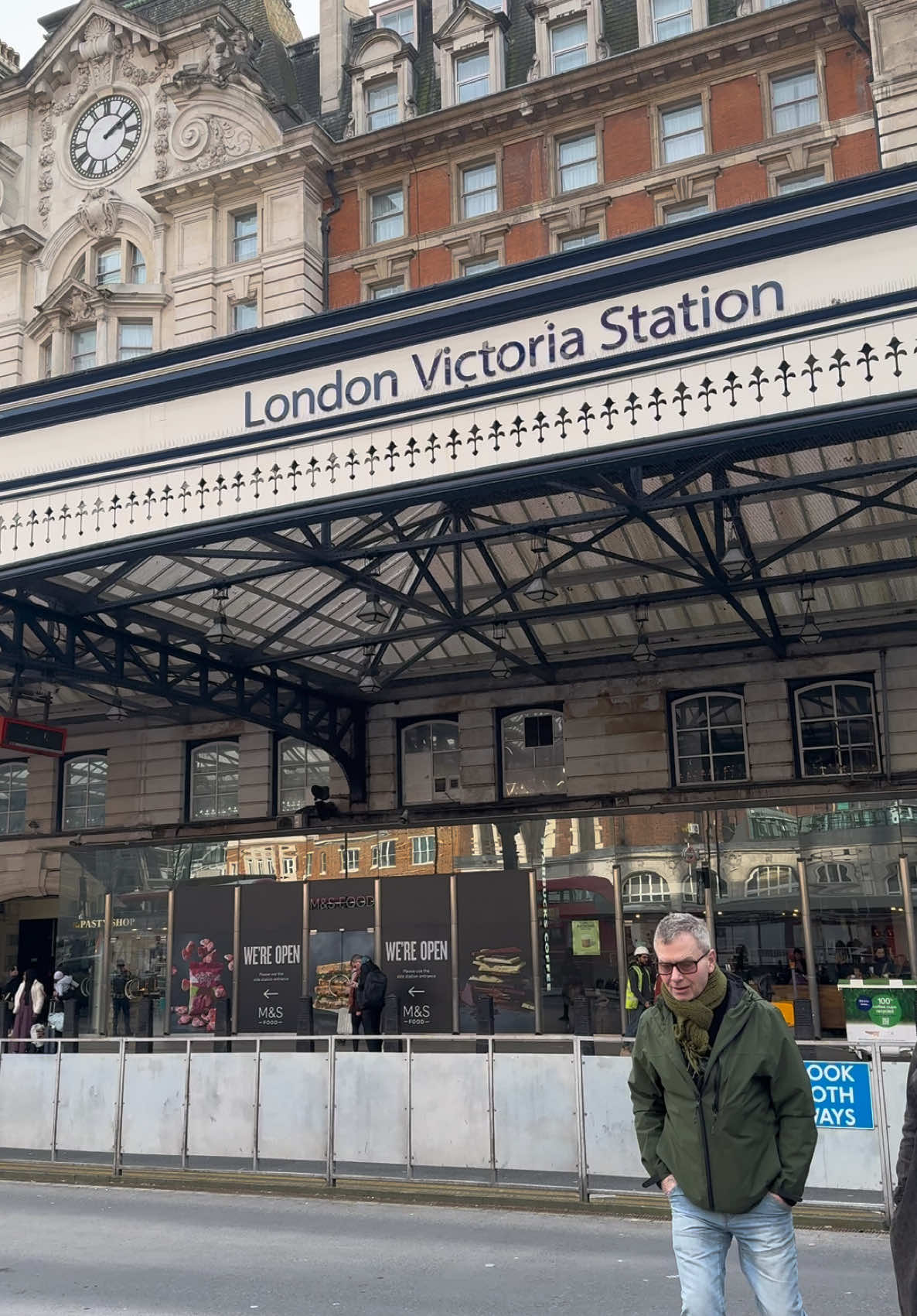 London 🇬🇧 Victoria train station 