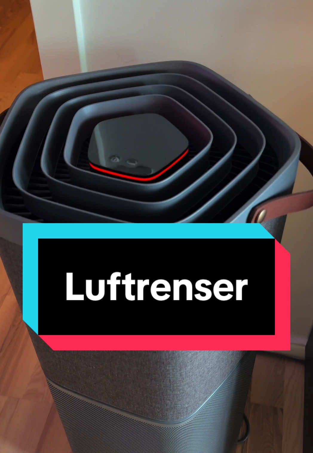 🇬🇱𝐄𝐥𝐞𝐜𝐭𝐫𝐨𝐥𝐮𝐱 𝐋𝐮𝐟𝐭𝐫𝐞𝐧𝐬𝐞𝐫 (𝐒𝐢𝐥𝐚𝐚𝐧𝐧𝐚𝐫𝐦𝐢𝐤 𝐞𝐪𝐪𝐢𝐚𝐚𝐭) – 𝐒𝐢𝐥𝐚𝐚𝐧𝐧𝐚𝐫𝐢𝐬𝐬𝐨𝐪, 𝐢𝐧𝐮𝐮𝐧𝐞𝐪 𝐩𝐞𝐪𝐪𝐢𝐧𝐧𝐞𝐫𝐮𝐬𝐨𝐪 Electrolux luftrenser-i – angerlarsimaffinni eqqiluinnerusumik peqqinnarnerusumillu angerlarsimaffimmi silaannaqarnissannik qulakkeerutigalugu itisuumik ernumanngitsumillu anersaartorit. Nutaaliaasumik HEPA-filtrering-imik kulfilter-imillu qisuariartartumik sukujuaqqanik ajoqusiisartunik ilaatillugit pollen-inik, pujoralannik, bakterie-nik silaannalummillu 99,97 %-imik piiaasarpoq. Electrolux luftrenser-imik – silaannaq minguitsoq allannguisarmat, Ilinnut ilaquttannullu angerlarsimaffimmik peqqinnarnerusumik pilersitsigit. Maannakkut inniminniigit ullormiillu siullermiit assigiinngissutaa misigalugu! 🌱💨 🇩🇰𝐄𝐥𝐞𝐜𝐭𝐫𝐨𝐥𝐮𝐱 𝐋𝐮𝐟𝐭𝐫𝐞𝐧𝐬𝐞𝐫 – 𝐅𝐫𝐢𝐬𝐤 𝐥𝐮𝐟𝐭, 𝐬𝐮𝐧𝐝𝐞𝐫𝐞 𝐥𝐢𝐯 Træk vejret dybt og bekymringsfrit med Electrolux luftrenser – din garanti for renere, sundere luft i hjemmet. Med avanceret HEPA-filtrering og aktivt kulfilter fjerner den op til 99,97 % af skadelige partikler, herunder pollen, støv, bakterier og dårlig lugt. Skab et sundere hjem for dig og din familie med Electrolux luftrenser – fordi ren luft gør en forskel. Bestil nu og oplev forskellen fra dag ét! 🌱💨 #Electrolux #AirPurifier #CleanAir #ElgigantenGreenland #HomeAppliances #FreshAir #IndoorAirQuality #SmartHome #HealthyLiving #AirPurifierTech #BreatheEasy #AllergyRelief #EcoFriendlyLiving #HomeEssentials #PureAir #AirQualityMatters #ScandinavianDesign #Elgiganten #TechForHome 