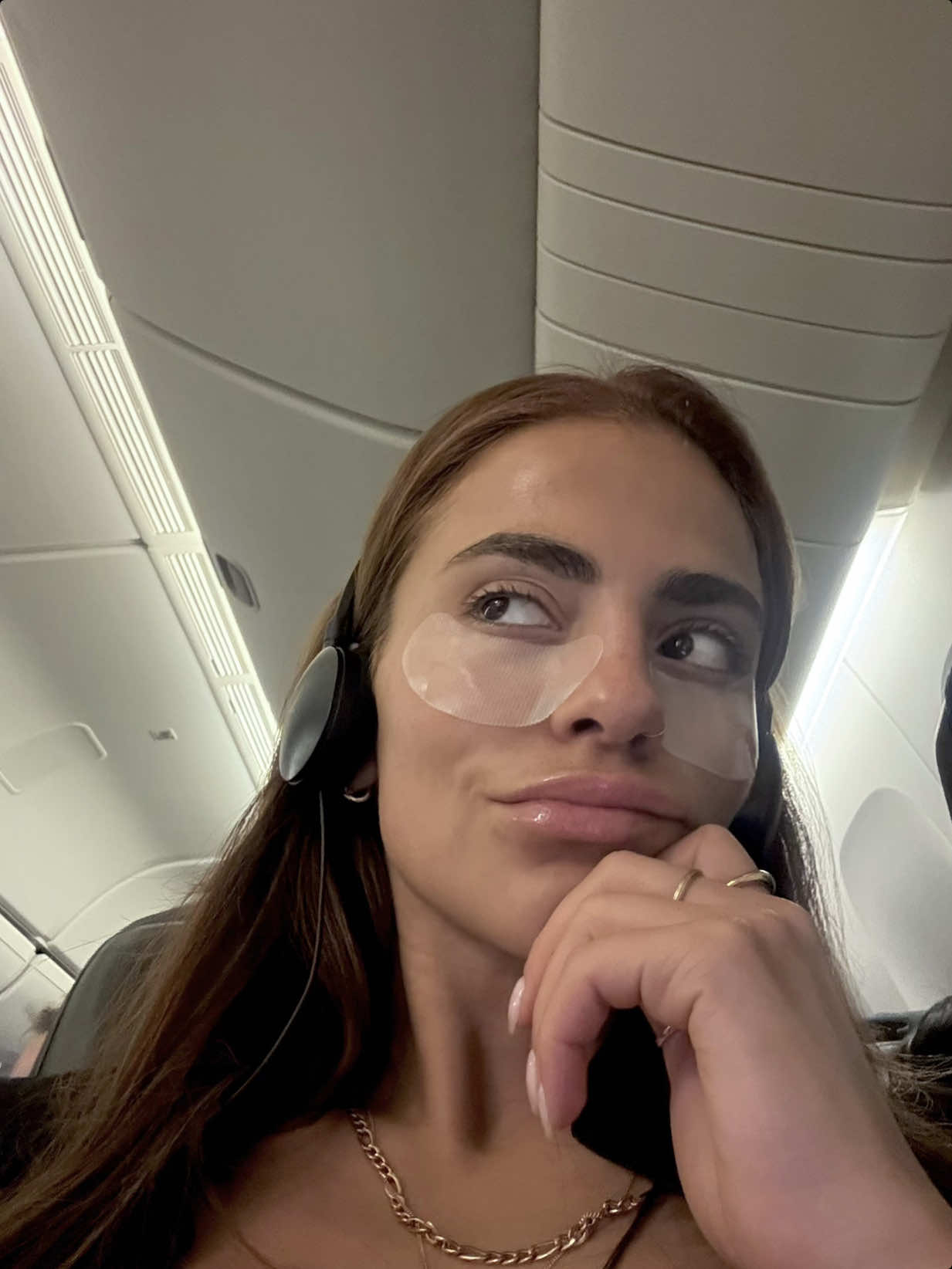 In flight get ready with me to see my boyf after 6 long weeks apart <3  #inflightskincare #grwm #makeup @lorealparis @rhode @refybeauty @laneige_eu @olehenriksen @summerfridays 