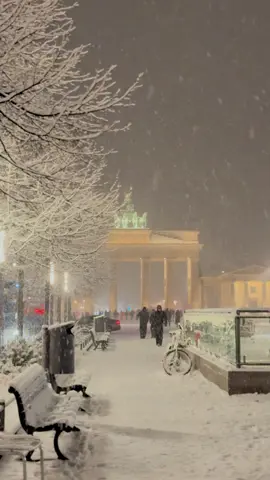 Snow makes everything peaceful 💡 #berlin #snow #берлін 