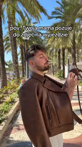 bez zdjęć przy ważnych rzeczach i bez wysłania ich na łaczapie babci wyjazd się nie liczy 🤠 Twoja mama też tak pozuje do zdjęć na wakacjach? kocham haha