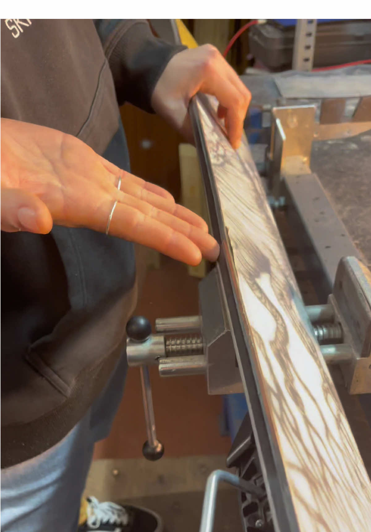 Un altro Sci al limite che Giulia incollerà e rimetterà a nuovo. Seguici per vedere la parte 2! #skigear #negoziosportivo #skishop 