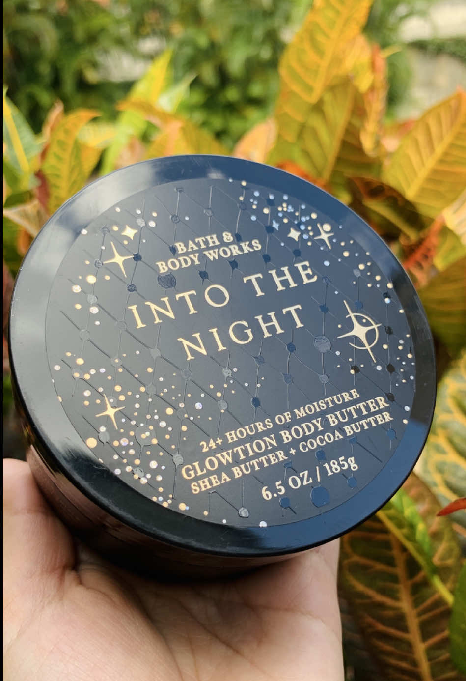 Into the Night ✨♥️ Desata tu poder interior. Nuestra mantequilla corporal es un elixir de confianza y sensualidad. La frambuesa negra, vibrante y audaz, se combina con la elegancia del ámbar y la sofisticación de la rosa. El pachulí y el almizcle moca añaden una profundidad y complejidad que te harán sentir irresistible. ⭐️✨😍 Llévate a tu casa tu fragancia favorita. ❤️ 🛍️ Son productos 100% originales. 🇺🇸 Hacemos envíos a nivel nacional. ¡Contáctanos! A través de Whatsapp al número 042421026112 💌 Recibirás una respuesta inmediata. 📲 #bathandbodyworks #caracasvenezuela  #bodymist #regalosoriginales  #bodylotion #fraganciasimportadas #Fragancias  #Belleza #mujeresemprendedoras 