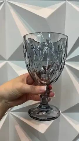 Eleve o nível da sua mesa com o Jogo de Taças Diamond! ✨ Com design moderno e sofisticado, essas taças de vidro fumê trazem um toque de elegância para qualquer ocasião. Seja para um jantar especial, um brinde com amigos ou um momento relaxante, as Taças Diamond são perfeitas para você. Características: Capacidade: 340ml Material: Vidro de alta qualidade Cor: Fumê (azul) Design: Moderno e sofisticado Ideal para: Água, suco e outras bebidas Promoção: Compre agora e ganhe um desconto especial + frete grátis! Link na bio para comprar! https://s.shopee.com.br/8pX13aoTV3 #jogodetaças #taçasdevidro #mesaposta #elegancia #sofisticação #diamond #promoção #desconto #fretegratis