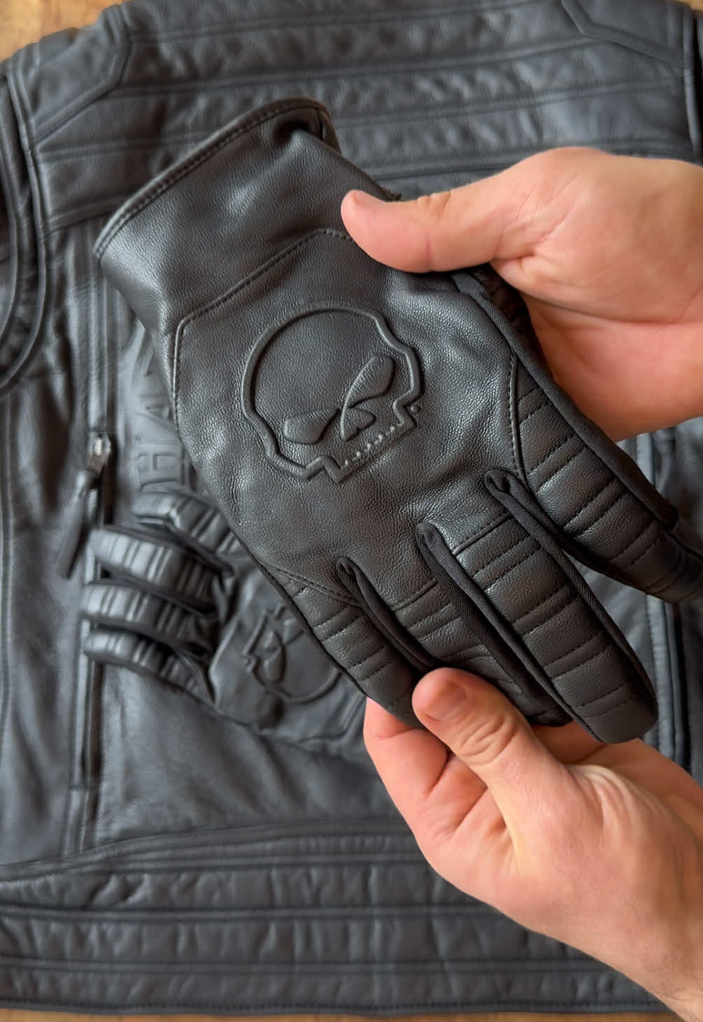 Harley Limited Gloves Willie G Skull #harleydavidson #leathergloves #leather #motorcycle #biker #nirvana #unboxing #asmr #harleylife #bikecrash  @Harley-Davidson 