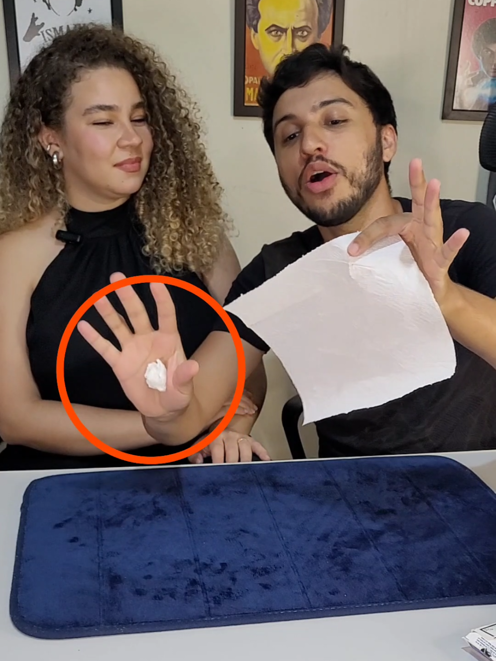 Truque fácil da bolinha de papel! 😅 #magica #segredo 