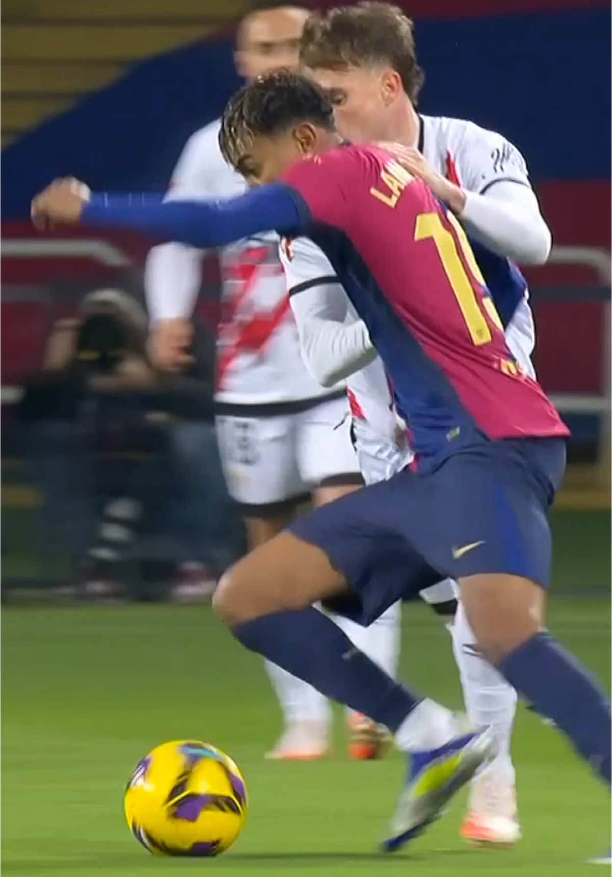 A casual Monday for Lamine ☺️ #fcbarcelona #barçaontiktok #laligahighlights #skills @Lamine Yamal 