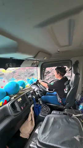 Senyum yg menyimpan beban #CapCut #fyp #viral #drivermuda #tambangbatubarakalimantan #storytambang #tambangbatubara  