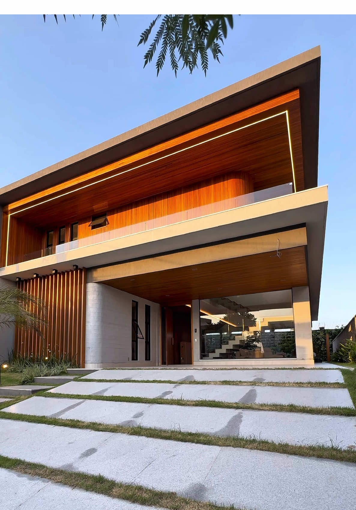 🤩Residência exclusiva com acabamentos em madeira freijó e alto padrão 🎖️Alphaville • Área construída: aproximadamente 400m2 • 5 suítes + dependência de empregada + brinquedoteca (com possibilidade para home office) Diferenciais e acabamentos: • Madeiras: Portas internas Madeserra em madeira freijó natural • Bancadas e soleiras: Quartzito em toda a casa • Piso: Porcelanato Portobello 120x120cm • Piscina e chuveirão: Madeira finalizada • Espaço gourmet: Churrasqueira de bancada a gás (Titan Churrasqueiras) • Forro da sala: Lâmina de madeira natural freijó • Móveis planejados: 100% finalizados • Mobiliário solto: Incluso conforme imagens • Ar-condicionado: Instalado em todos os cômodos, incluindo dependência + 2 cassetes na sala • Iluminação: LED da marca StellaTech ou similar • Segurança: Tubulação para câmeras já instalada + fechadura digital com FacelD • Automação: Sala preparada para sistema de som e cabeamento finalizado • TV: 85 polegadas na sala • Paisagismo: Tamareira na frente e jardim vertical nos fundos + sistema de irrigação já instalado • Eletrodomésticos: Geladeira, forno, cooktop e coifa de alto padrão • Infraestrutura sustentável: Poço profundo, boiler solar instalado para água quente, previsão de tomada para carro elétrico e tubulação pronta para sistema de energia solar 💰Valor: R$ 6.300.000,00 💼Agende sua visita e conheça de perto essa residência exclusiva! . . . . #casa #imovel #fortaleza #imovelavenda #altopadrao #imoveis #imoveldeluxo #luxo #alphaville #casanova #sonho #sonhos #arquitetura #luxury #luxurylifestyle #Lifestyle #casanova #lar #lardossonhos #fortaleza #eusebio #eusebiocity #morarbem #alphavilleeusebio #alphavillefortaleza #cidadealpha 