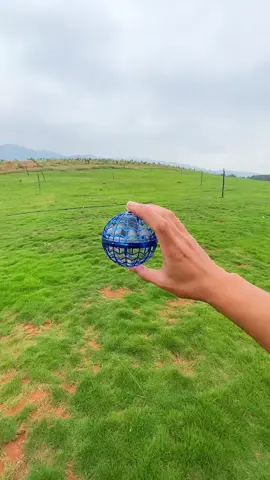 Induction flying ball,it can fly back on its own and even hover,it’s so cool 