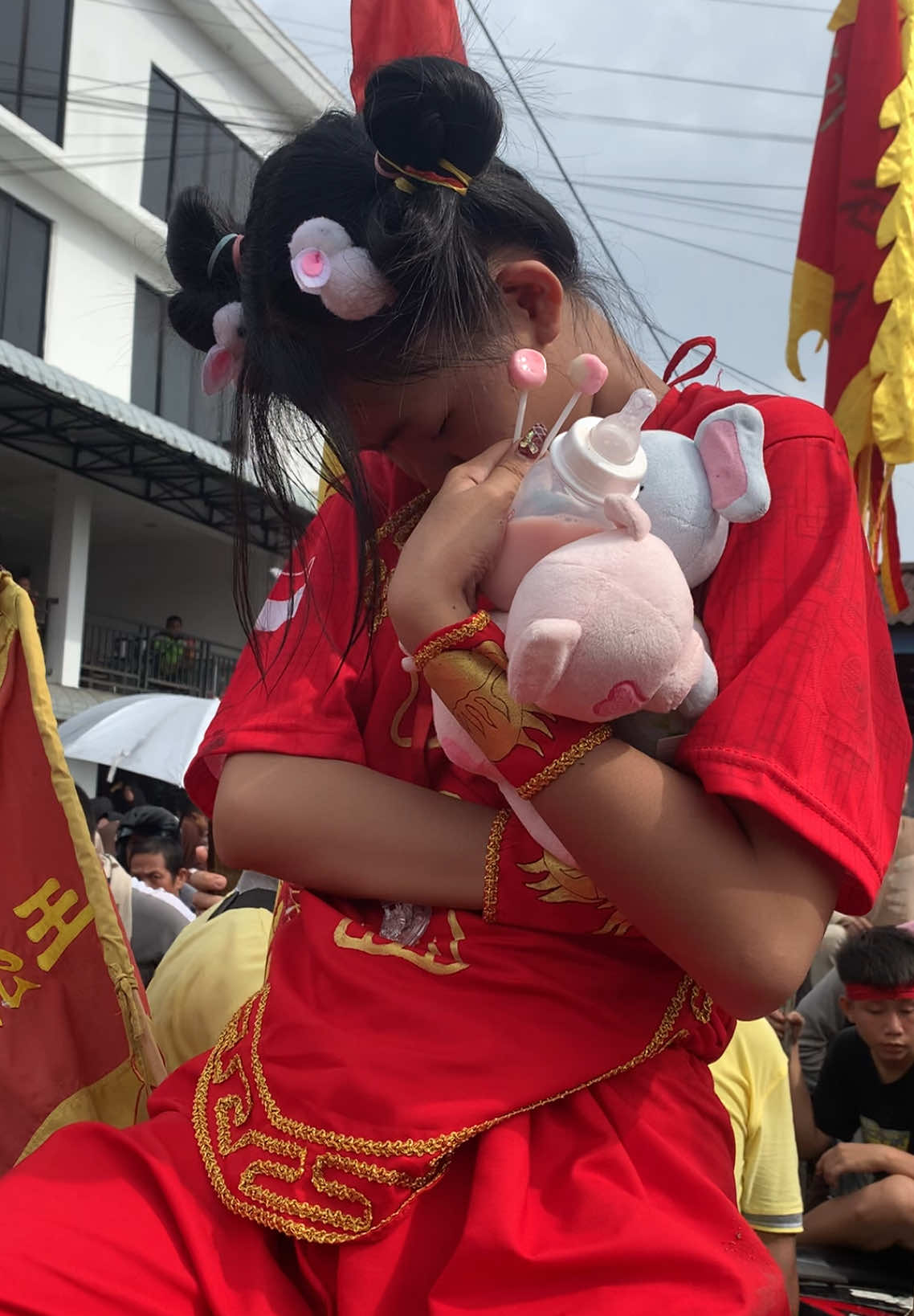 hihi di kasih boneka sama cici cnti🫶🏻 #cgmsambas #capgomehsambas #capgomeh #tatungsambas #cgm2025 #xiaoying #tatungsingkawang 