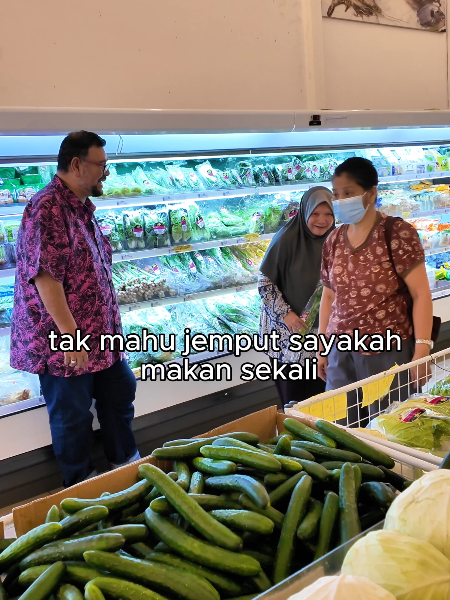Sapa kata hanya orang muda jer boleh jadi sweet dan loving couple? Ni buktinya bila saya terjah makcik comel ni di TF balik pulau…Enjoyyy guysss #cikgushaari #bahagiacaracikgushaari #fypシ #rezeki #balikpulau
