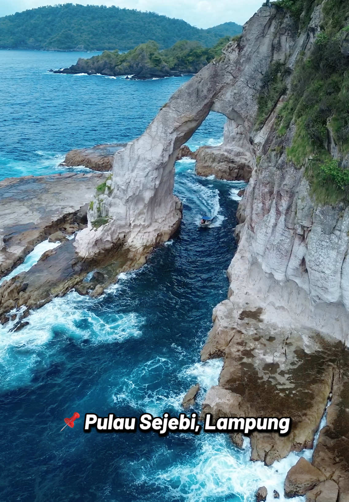Mau Ke Lampung ? Tapi Bingung Mau Kemana ? Mimin kasih nih Destinasi Terbaru yang lagi Hits di Lampung ? Cek sampe selesai yah videonya…. #pulauwayang #pulausejebi #pulaupenaga #telukhantu #lampung #aerotravelindonesia 